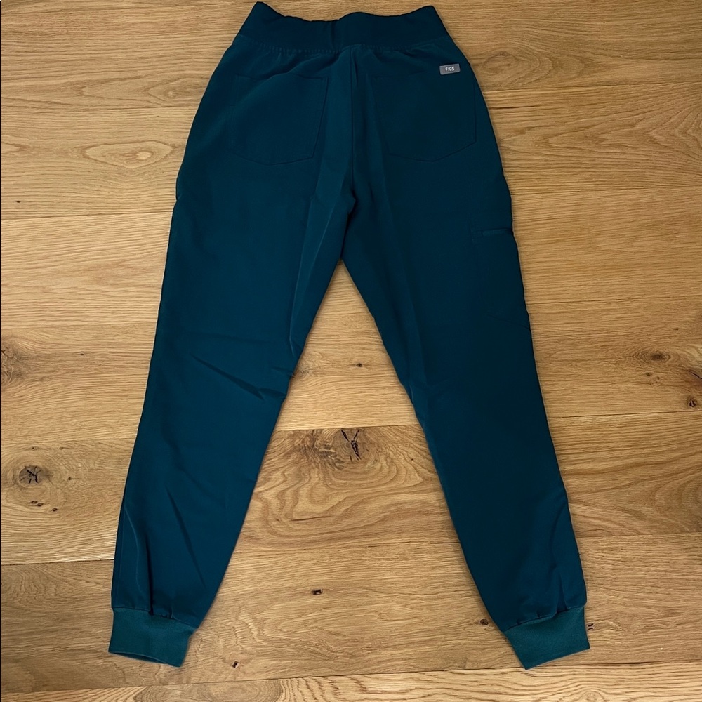 Figs Caribbean Blue V-Neck Scrub Top and Jogger Pants - Picture 7 of 9